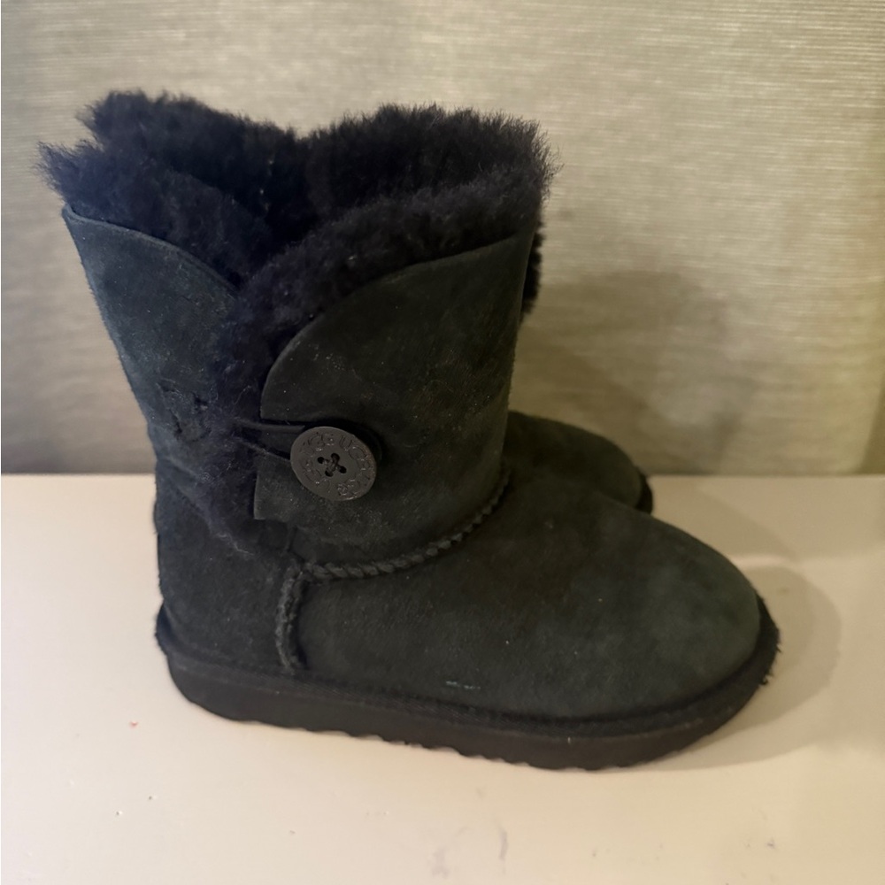 UGG Unisex-Child K Bailey Button Fashion Boot